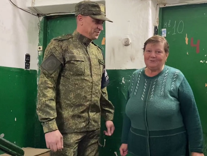 Военные следователи Следственного комитета России в очередной раз привезли гуманитарную помощь в город Северодонецк