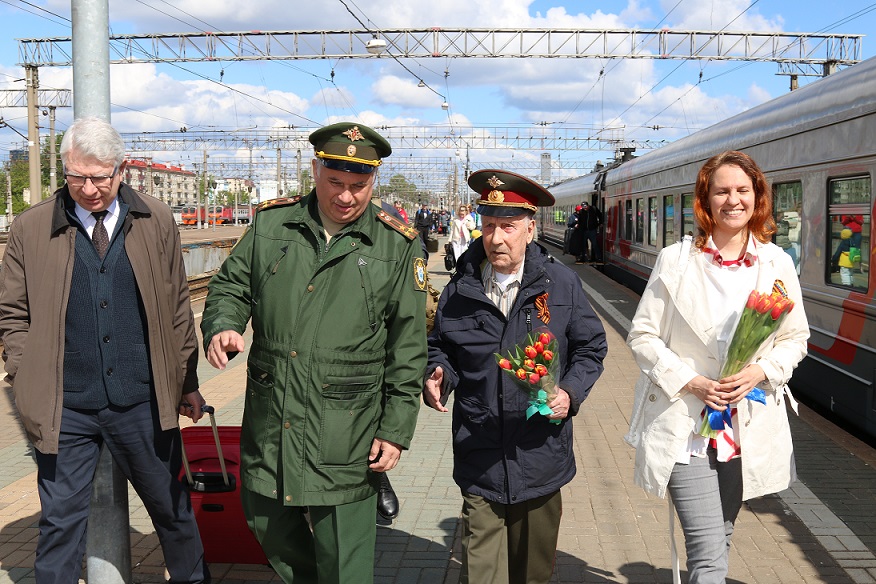 Сотрудники Следственного комитета России показали Москву участнику Второй Мировой войны из Республики Коми