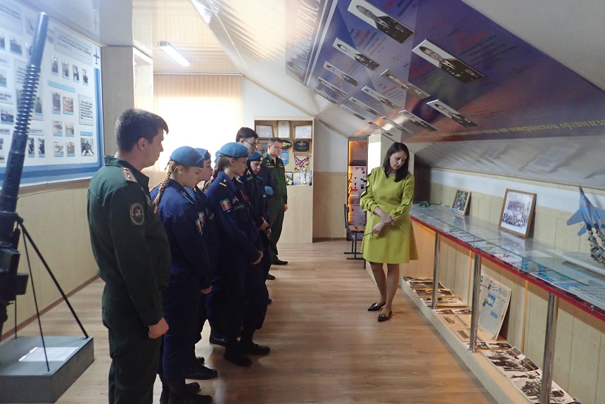 В Краснодарском крае военные следователи СК России организовали для юнармейцев посещение музея авиации  