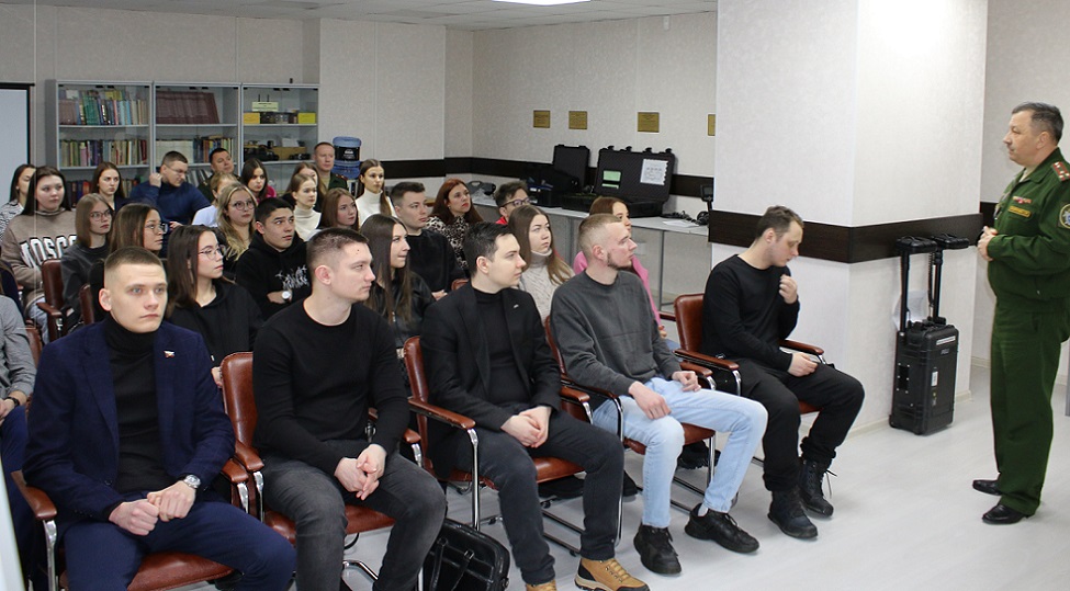 Офицеры военных следственных органов Следственного комитета Российской Федерации занимаются профориентацией молодежи 