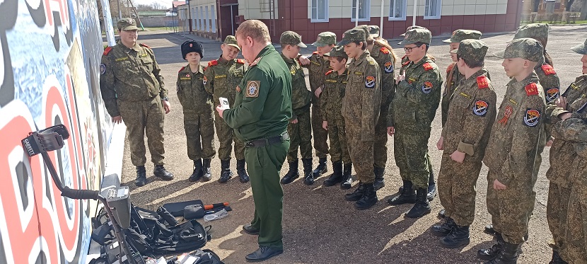В Ставропольском крае военные следователи провели занятие для учащихся кадетского класса