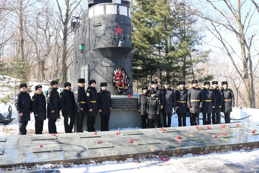 Военные следователи Следственного комитета Российской Федерации почтили память моряков-подводников