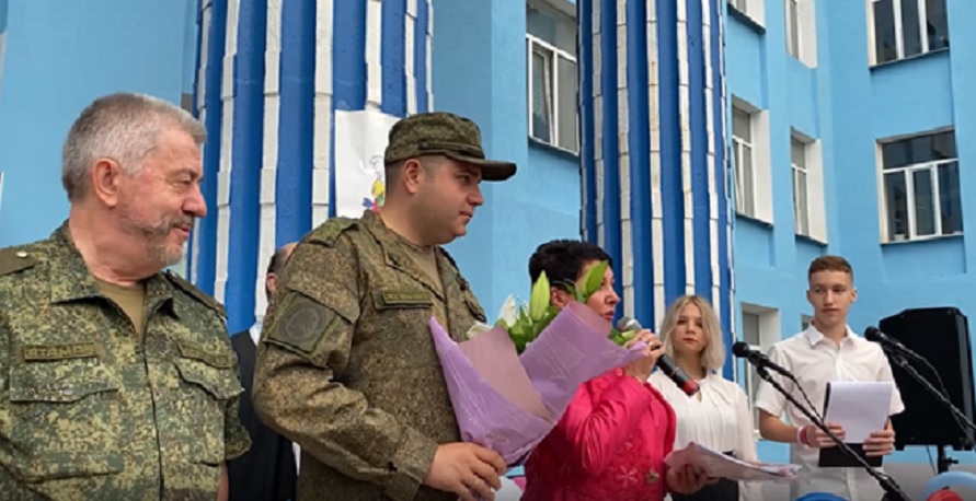 В Луганске руководство школы № 5 вручило представителю Следственного комитета России сертификат дружбы